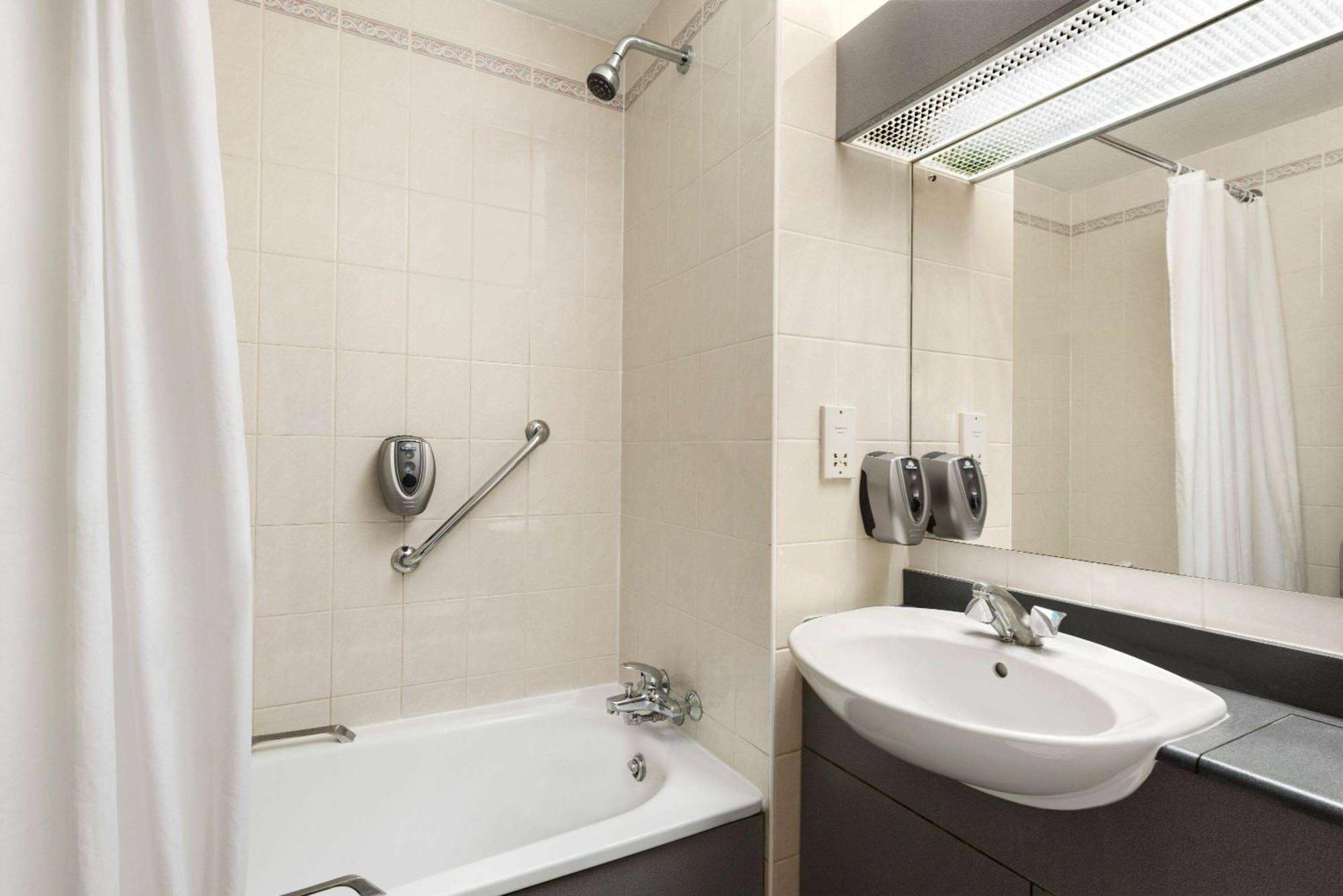 Days Inn Στάφορντ Εξωτερικό φωτογραφία
